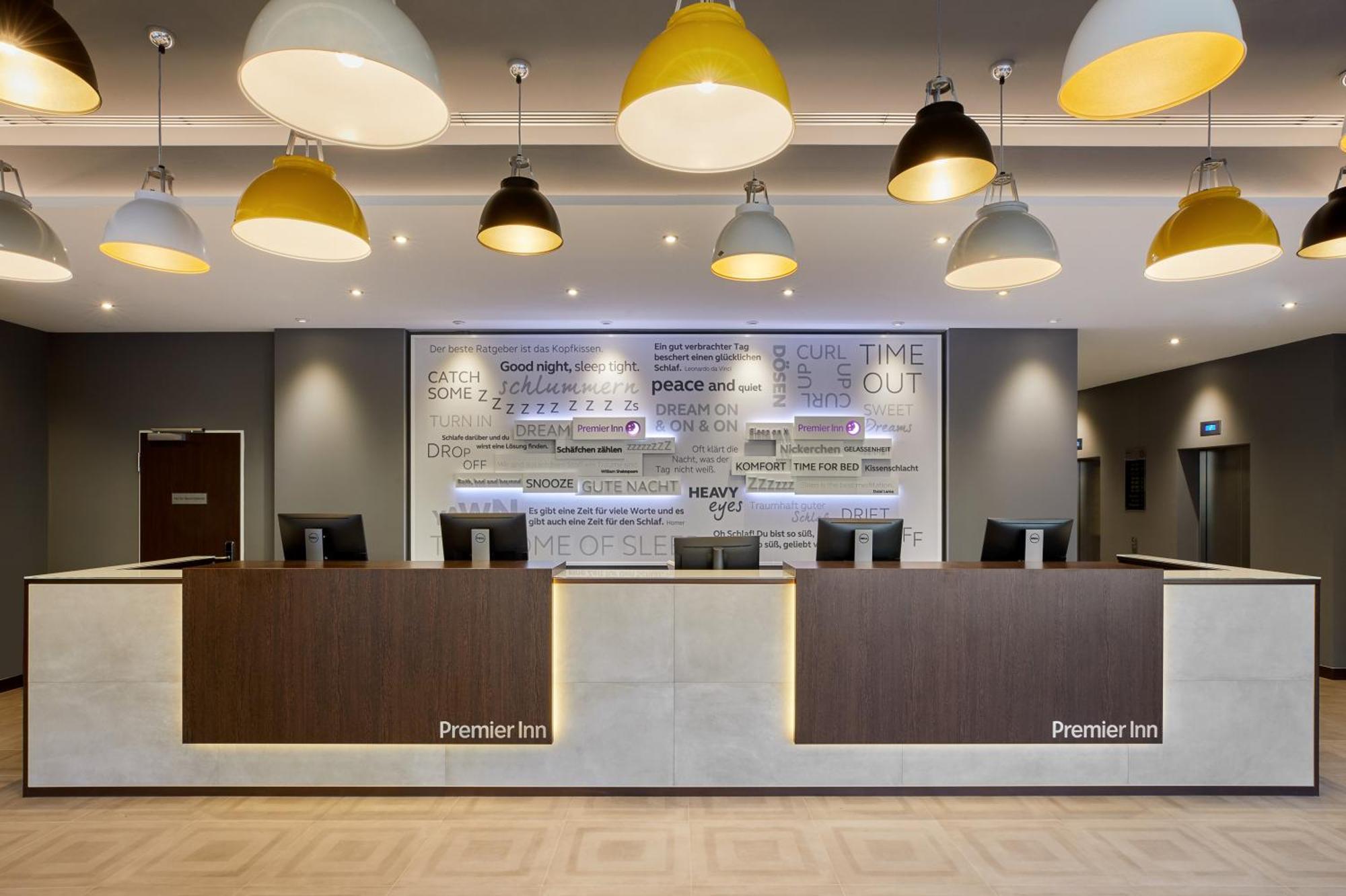 Premier Inn Hamburg City Zentrum Exterior foto